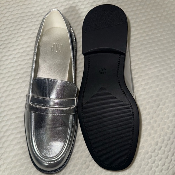 Gap Silver Metallic Loafers NWOT size 7 - Picture 3 of 6